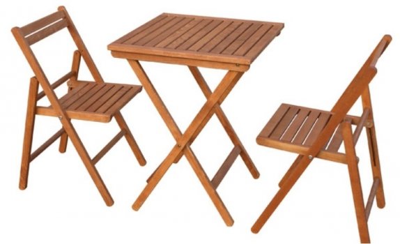 drewniane krzesełka i stolik